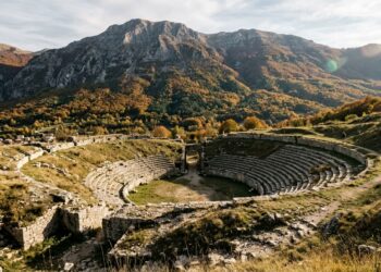 Autunno sul Velino tra Alba Fucens borghi e faggete dorate