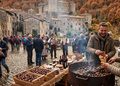La 40ª Sagra del Marrone di Latera 2026 riporta nell’Alta Tuscia caldarroste, vino, mercatini, musica e trekking tra i castagneti: date, programma e cosa vedere nel borgo vicino al Lago di Bolsena.