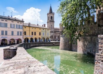 Fontanellato, la Rocca Sanvitale sull’acqua tra il Parmigianino e la Camera Ottica