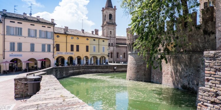 Fontanellato, la Rocca Sanvitale sull’acqua tra il Parmigianino e la Camera Ottica
