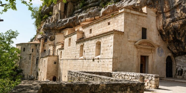 Eremo di Santo Spirito a Majella la Scala Santa nella roccia di Roccamorice