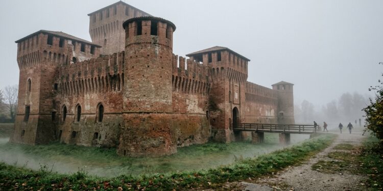 Soncino in autunno tra Rocca Sforzesca e sotterranei da esplorare ad Halloween