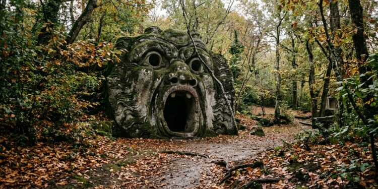 Parco dei Mostri di Bomarzo a fine ottobre tra enigmi pietra e colori d autunno